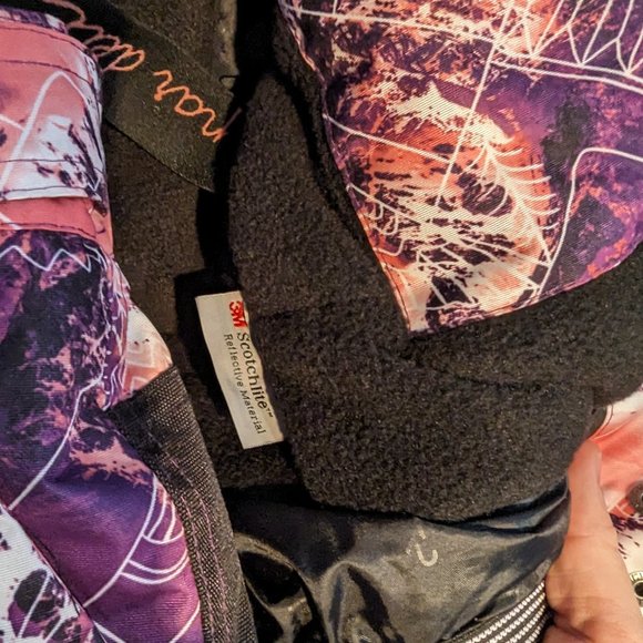 Adorable Two-Piece Snowsuit - Mountain Print in Pink and Purple - Size 2 - Picture 5 of 8